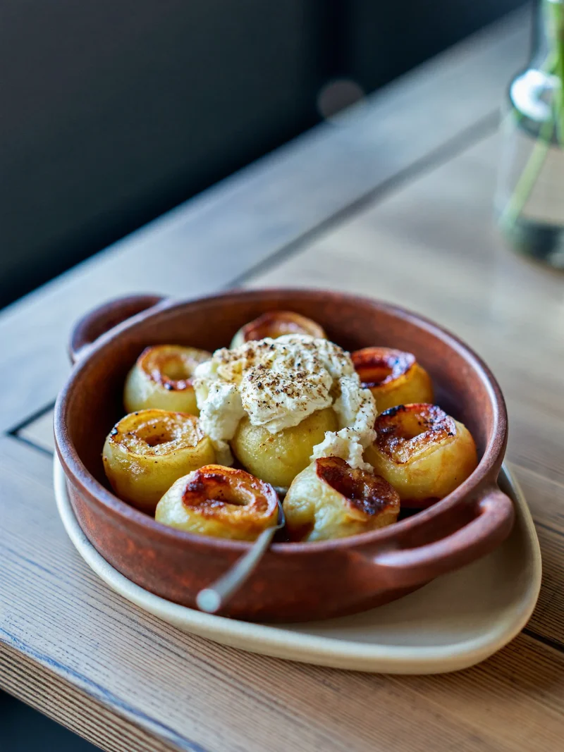 Mele al forno con cannella e ricotta in piccola ciotola di terracotta